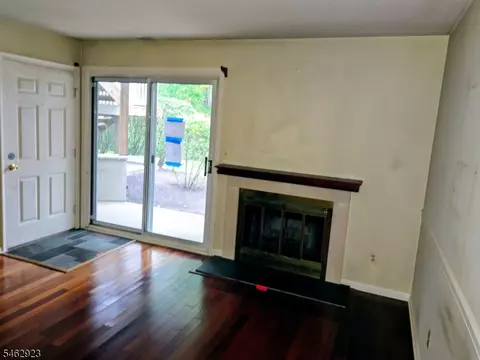Living - 41 Stevens Ct, Bedminster, NJ 07921 photo 1 of 4