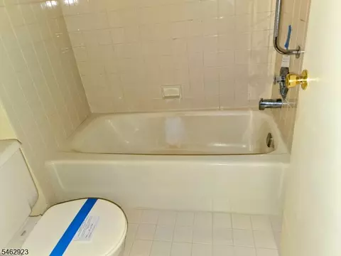 Bath - 41 Stevens Ct, Bedminster, NJ 07921 photo 2 of 2