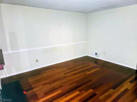 Living - 41 Stevens Ct, Bedminster, NJ 07921 photo 2 of 4