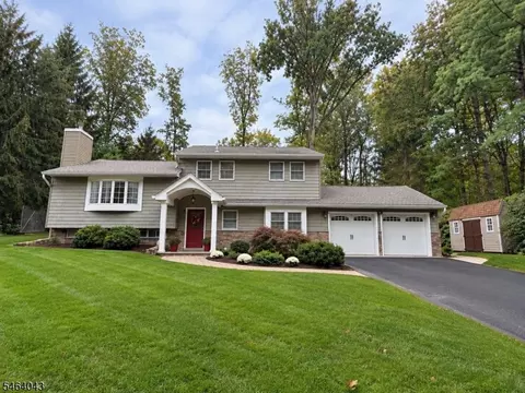 44 Northview Dr, Morris Plains, NJ 07950