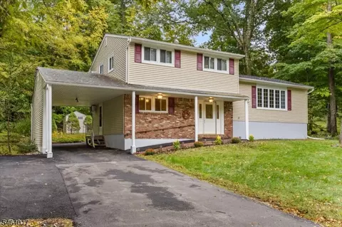 38 Old Coach Rd, Vernon, NJ 07462