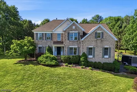 29 Old Schoolhouse Rd, Asbury, NJ 08802