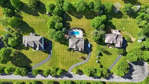 29 Old Schoolhouse Rd, Asbury, NJ 08802