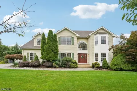 9 Inwood Ter, Fairfield, NJ 07004