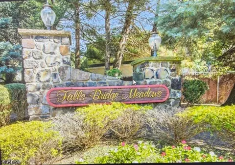 62 Falls Bridge Dr #62, Totowa, NJ 07512