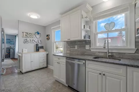 Kitchen - 324 Codrington Pl, Bound Brook, NJ 08805 photo 3 of 4