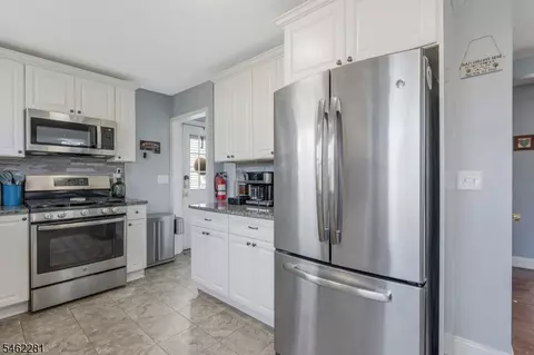 Kitchen - 324 Codrington Pl, Bound Brook, NJ 08805 photo 2 of 4