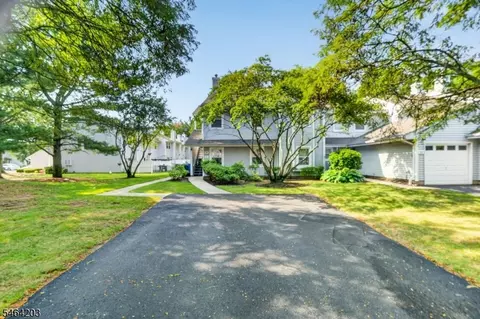 51 Woodmere Dr, Parlin, NJ 08859