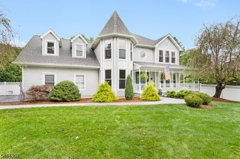 6 Larsen Dr, Succasunna, NJ 07876
