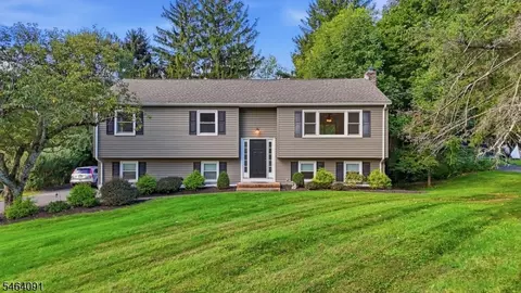 22 Hillside Rd, Hackettstown, NJ 07840