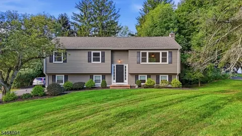 22 Hillside Rd, Hackettstown, NJ 07840
