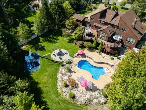 17 Chesterfield Dr, Warren, NJ 07059
