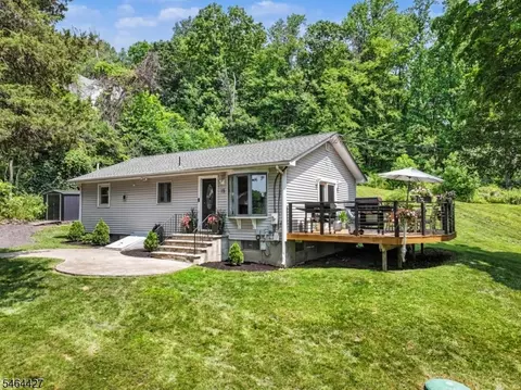 15 Phlox Ter, Glenwood, NJ 07418