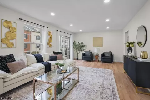 31 Krueger Ct, Newark, NJ 07103