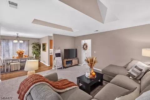 34 Mallard Ct, Three Bridges, NJ 08887