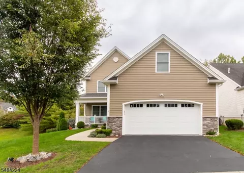 2 Bluffs Ct, Hamburg, NJ 07419