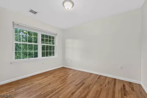 Bedroom - 587 Greenbrook Rd, North Plainfield, NJ 07063 photo 7 of 8