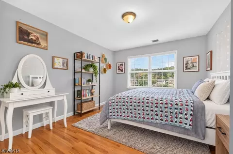 Bedroom - 587 Greenbrook Rd, North Plainfield, NJ 07063 photo 5 of 8