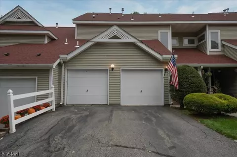 26 Red Oak Ter, Oak Ridge, NJ 07438