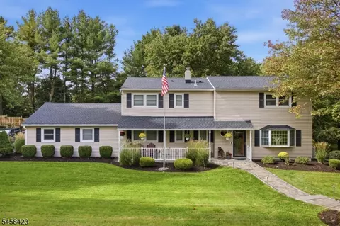 26 2nd Lt Jt Wroblewski Ln, Oak Ridge, NJ 07438
