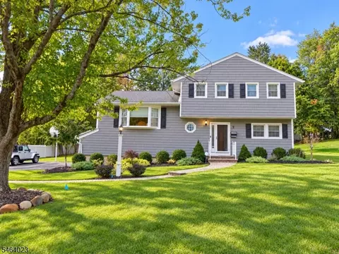 7 Crossbrook Ln, West Caldwell, NJ 07006