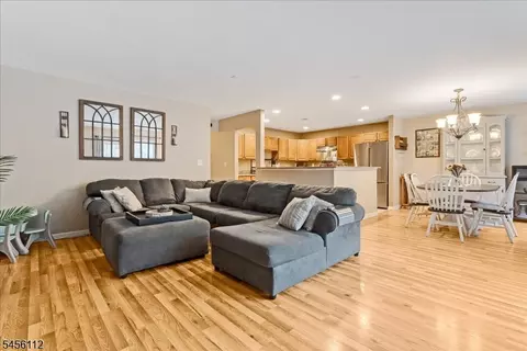9 Ferndale Ln, Hamburg, NJ 07419