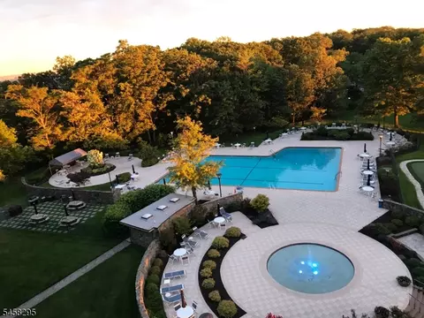 2 Claridge Dr 7fw, Verona, NJ 07044