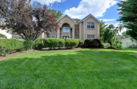 26 Liberty Ct, Fairfield, NJ 07004