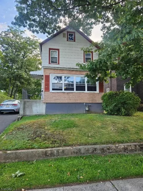 215 W 3rd Ave, Roselle, NJ 07203