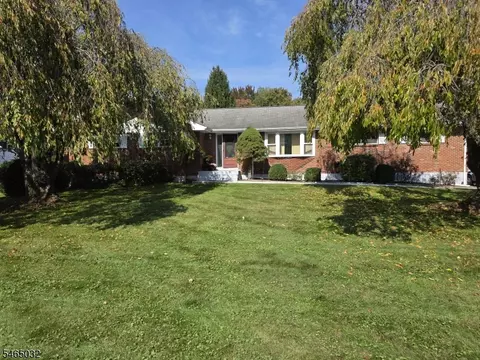 95 Eyland Ave, Succasunna, NJ 07876