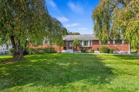 95 Eyland Ave, Succasunna, NJ 07876