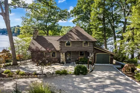 141 New Jersey Ave, Lake Hopatcong, NJ 07849