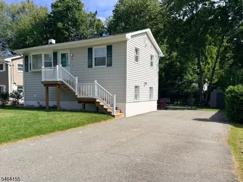 21 Tobyhanna Trl, Hopatcong, NJ 07843