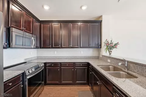 1424 Hudson Cir, Highland Park, NJ 08904