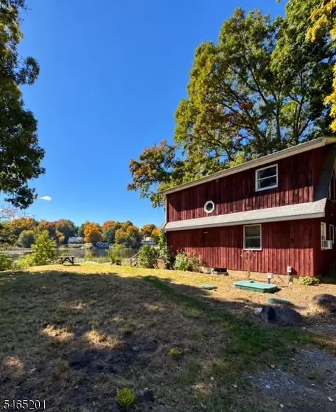 3 Water St, Highland Lakes, NJ 07422