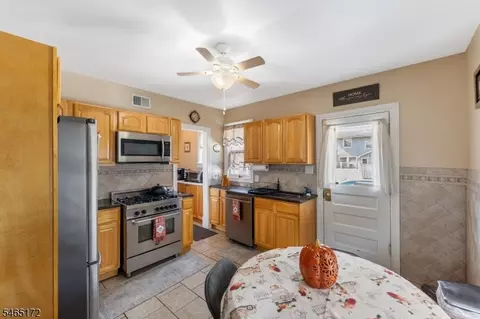 Entry Way - 20 Hillside Rd, Elizabeth, NJ 07208 photo 6 of 11