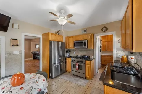Entry Way - 20 Hillside Rd, Elizabeth, NJ 07208 photo 7 of 11
