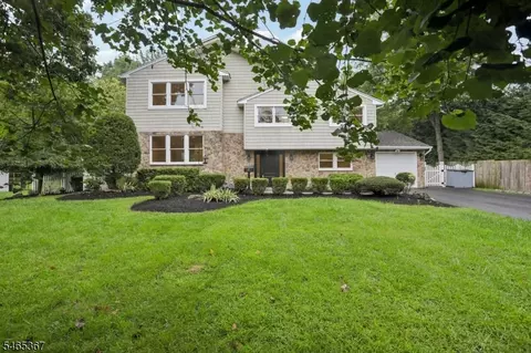 38 Billingsley Dr, Livingston, NJ 07039