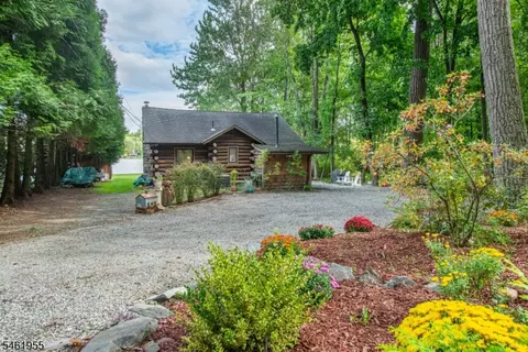 207 Bearfort Rd, West Milford, NJ 07480