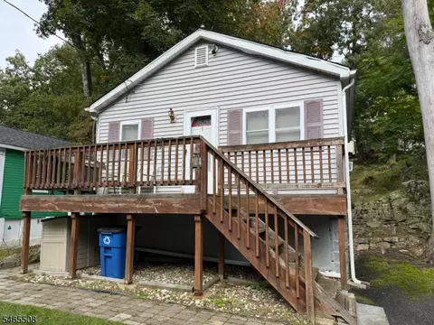 6 Jefferson Trl, Hopatcong, NJ 07843