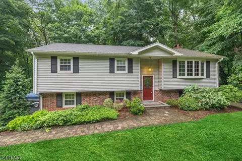 72 Smokey Ridge Rd, Ringwood, NJ 07456