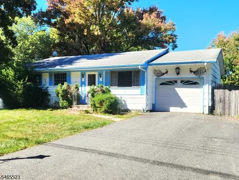 16 Mary Ann Rd, Oak Ridge, NJ 07438