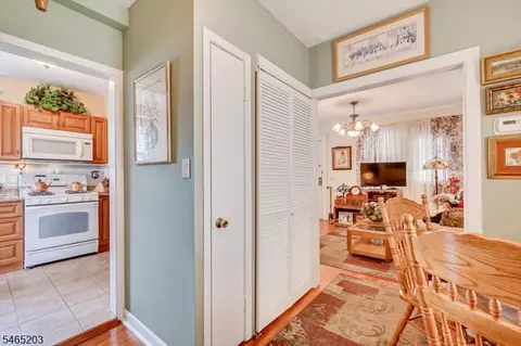 Entry Way - 4 S Springfield Ave, Springfield, NJ 07081 photo 2 of 3