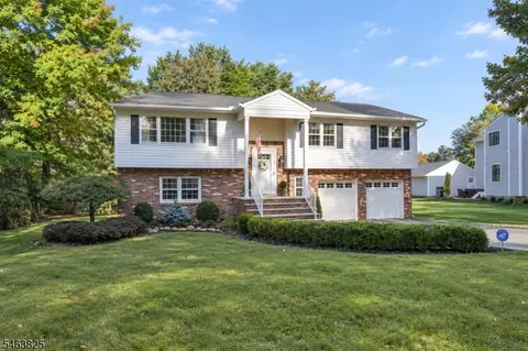 11 Oakland Ter, Fairfield, NJ 07004