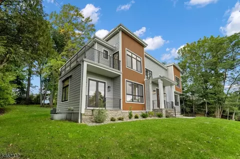 8 Fordham Rd, Livingston, NJ 07039
