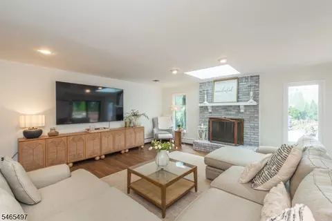 Living - 178 Webster Dr, Wayne, NJ 07470 photo 2 of 3