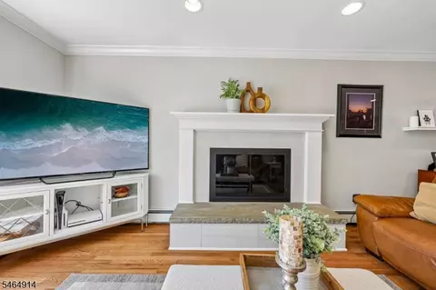 Living - 40 Brook Ter, Wayne, NJ 07470 photo 2 of 3