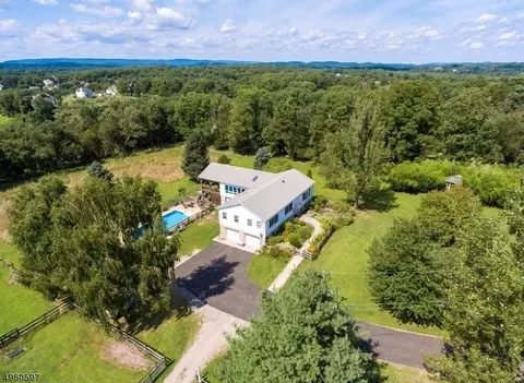 31 Pierce Rd, Lafayette, NJ 07848