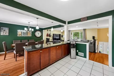 Entry Way - 564 Mountain Ave, Springfield, NJ 07081 photo 2 of 3