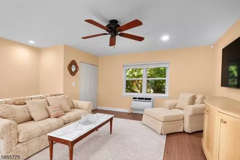 Living - 49 Knox Ter #2A, Wayne, NJ 07470 photo 2 of 3